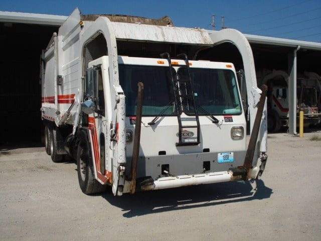 Front loading refuse truck